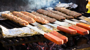 Keto Rinderhackfleisch-Kebab auf dem Holzkohlegrill, saftig und würzig