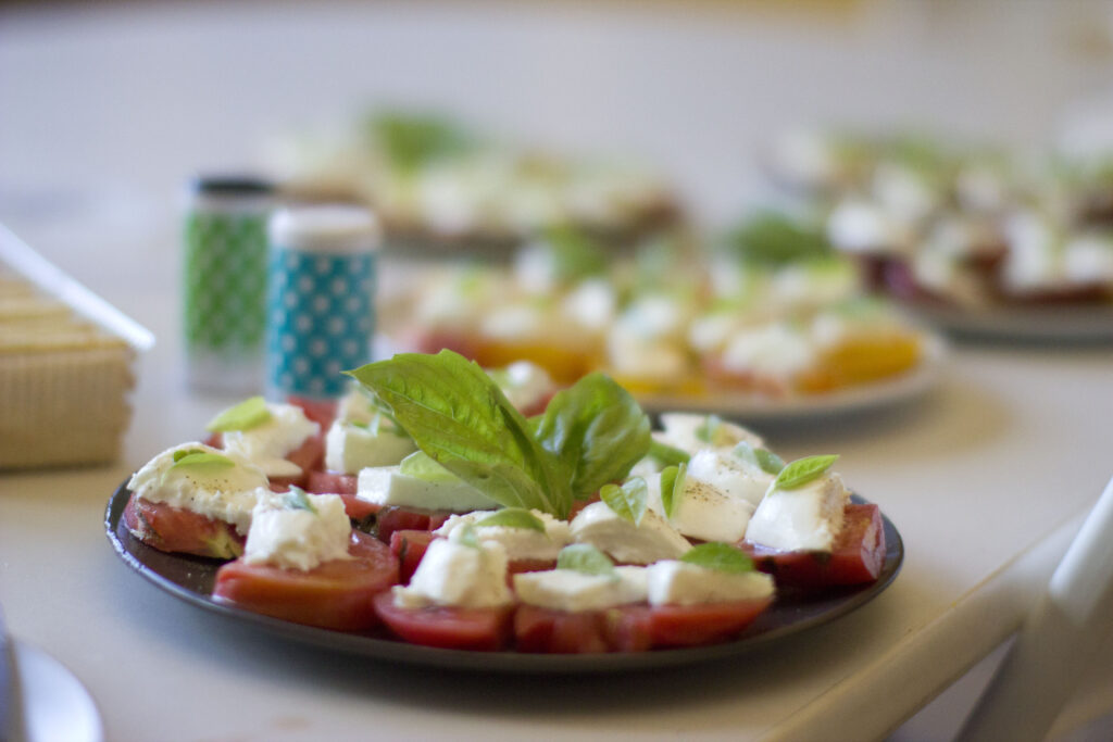 Klassischer Caprese-Salat mit frischem Mozzarella, reifen Tomaten und Basilikum