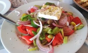 Klassischer Griechischer Salat mit Feta, Tomaten, Gurke, Oliven und roten Zwiebeln