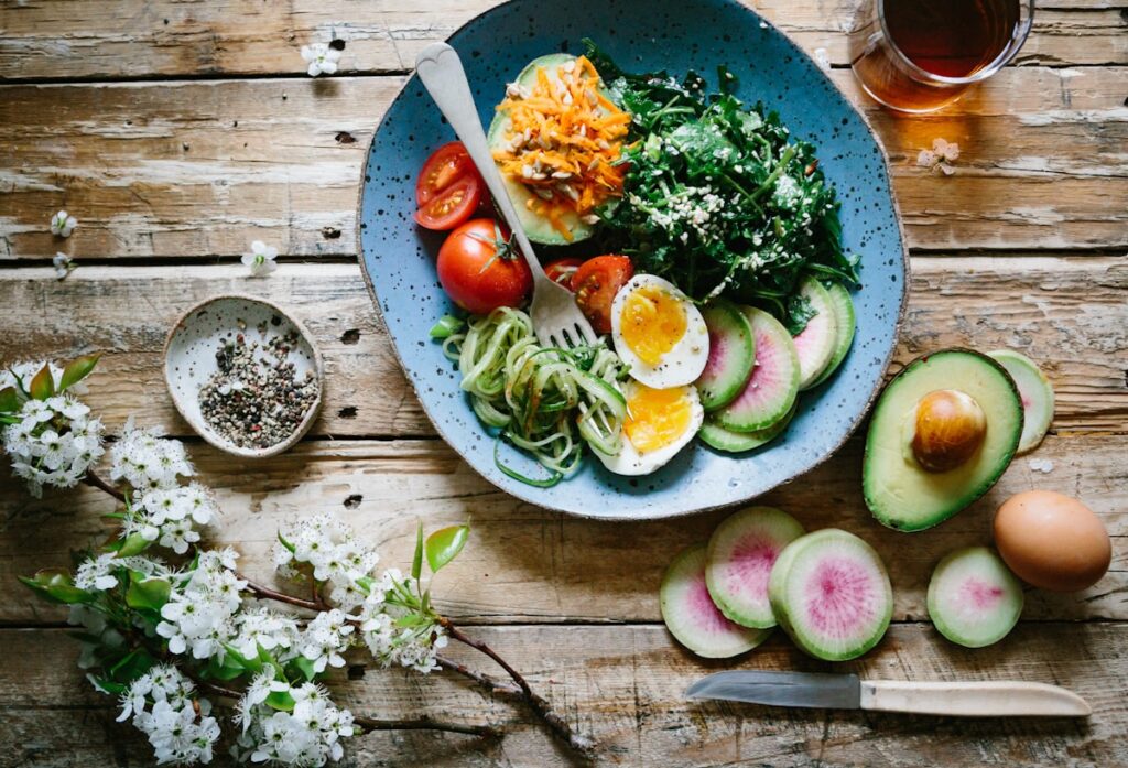 Frische Keto-Lebensmittel: Avocado, Lachs und grünes Gemüse – Ketogene Ernährung Anfänger-Guide