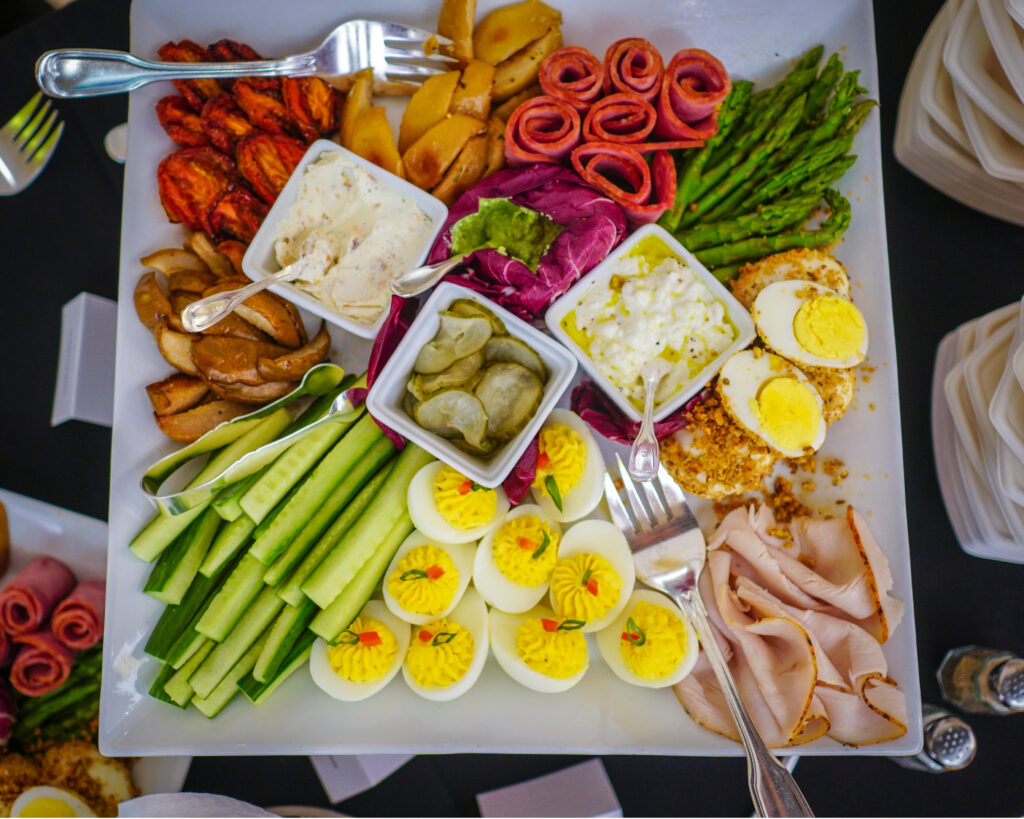 Keto Teller mit deviled eggs, Schinken, Spargel, Gurke und Salamirolle