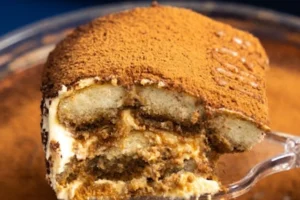 Keto Tiramisu – cremige Low-Carb Variante mit Mascarpone-Creme und Kakaopulver, natürliches Food-Foto