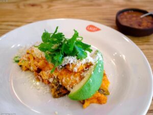 Keto Avocado-Speck-Eier im Ofen gebacken