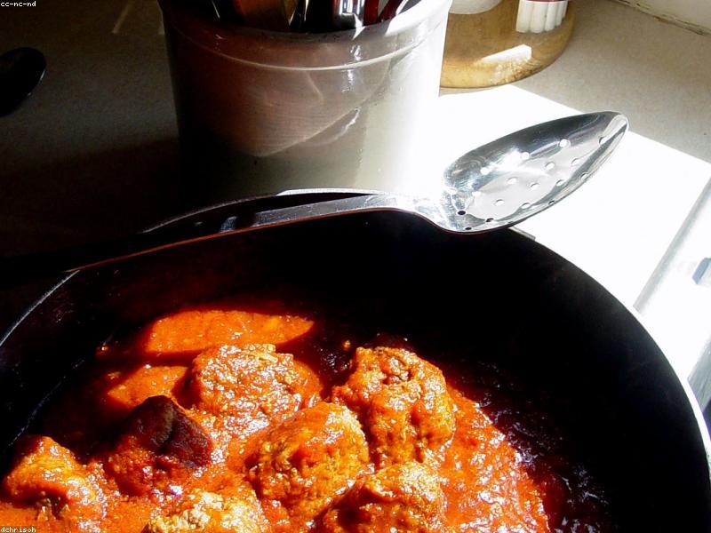 Keto Hackbaellchen in aromatischer Tomatensauce