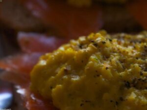 Cremiges Keto Ruehrei mit Raeucherlachs