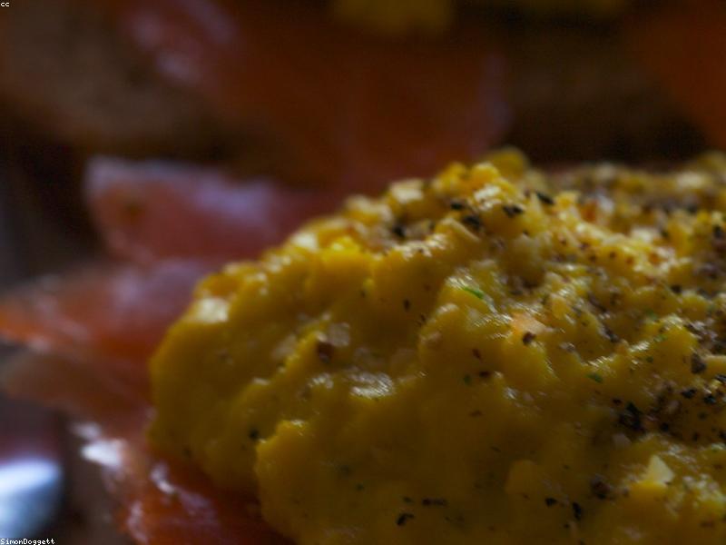 Cremiges Keto Ruehrei mit Raeucherlachs