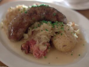 Keto Schweinebauch mit Sauerkraut knusprig