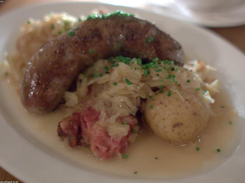 Keto Schweinebauch mit Sauerkraut knusprig