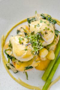 Keto Senfeier mit Blumenkohlstampf - Eier in Senfsauce auf Blumenkohlpüree